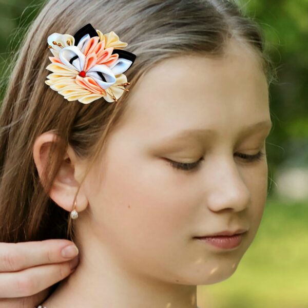 a girl wearing cute animal hair clip