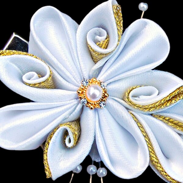 close up of the bridal hair clip