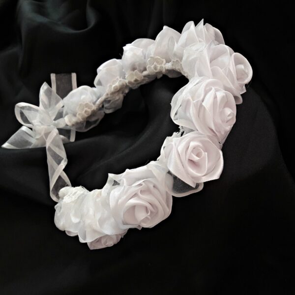 white roses crown