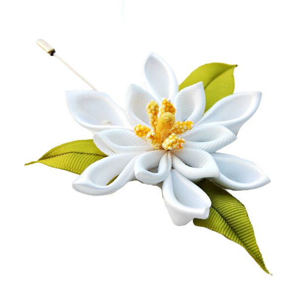 Edelweiss flower lapel pin with yellow stems