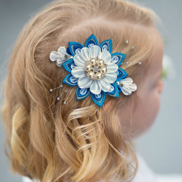 a girl wearing blue white Christms hair clip