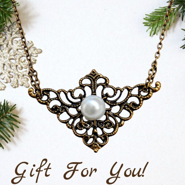 antique style pendant necklace